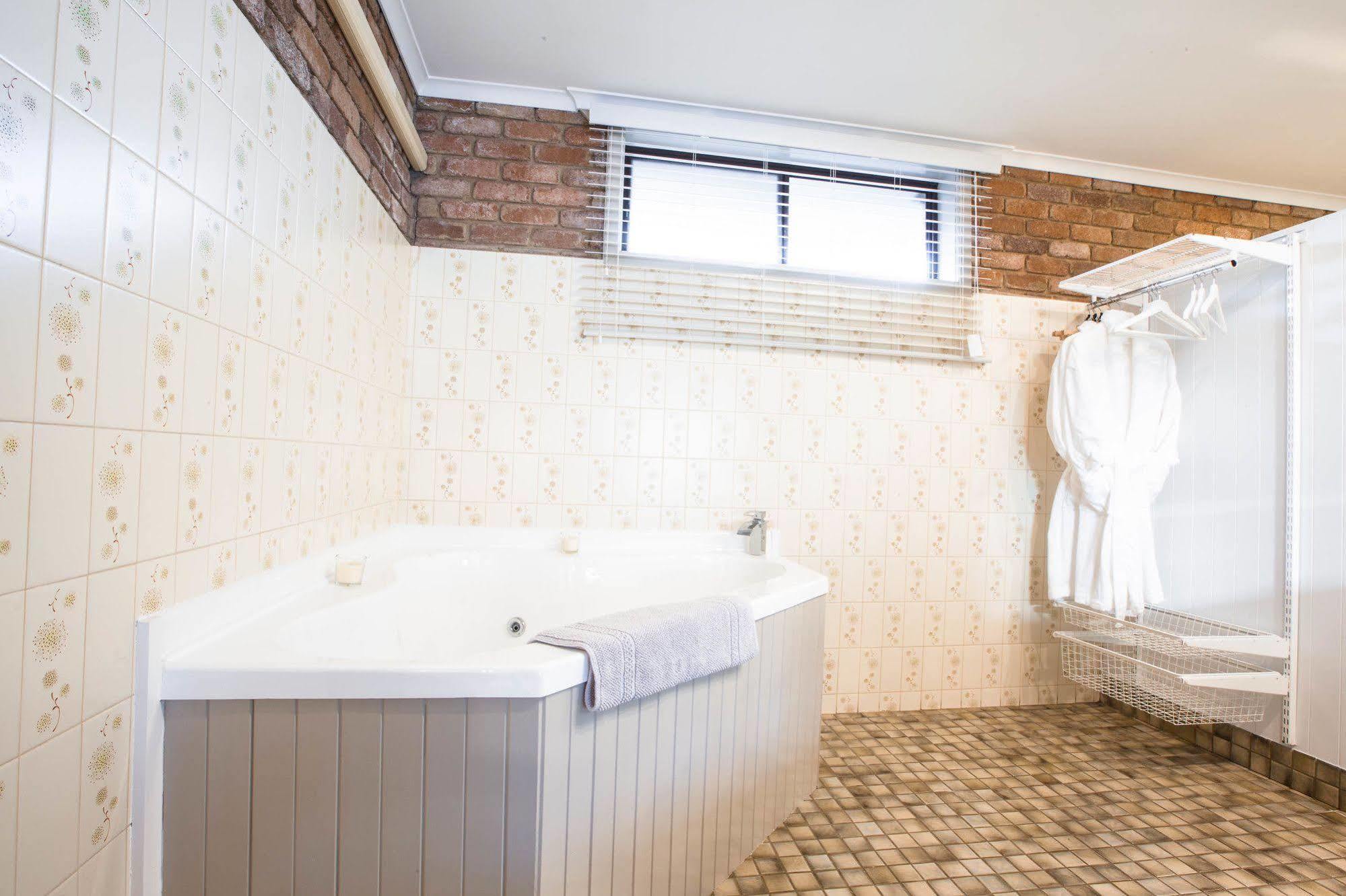 Farnham Court Motel And Restaurant Morwell Ngoại thất bức ảnh